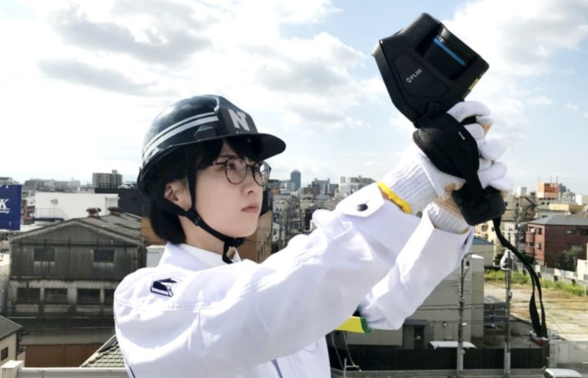 赤外線カメラで診断する作業員