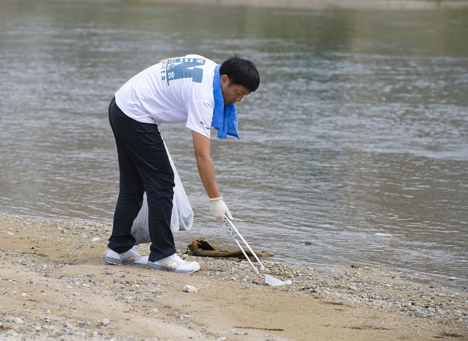 海岸でゴミを拾う活動
