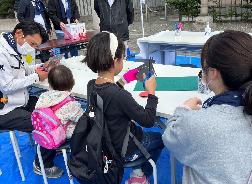 子供たちが建設関連の体験をしている様子
